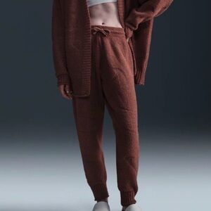 NIKE Phoenix Cozy Bouclé High-
Waisted Knit Pants